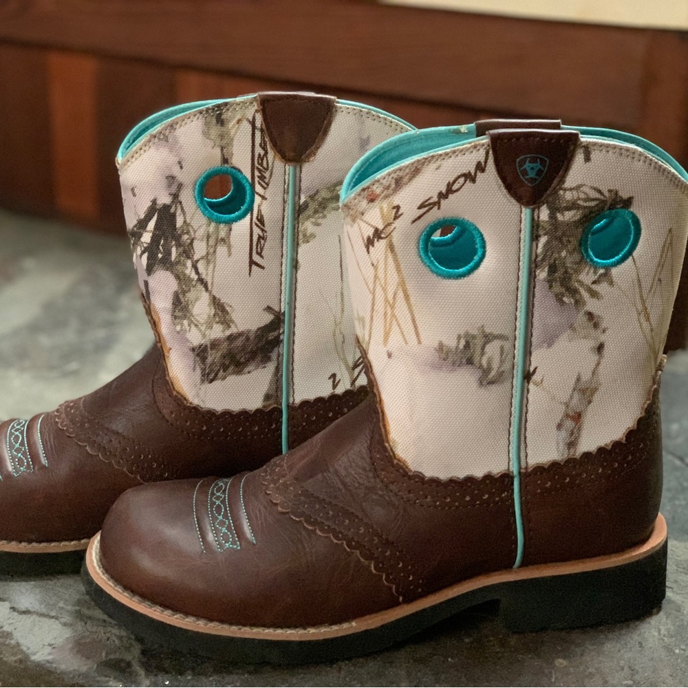Ariat true timber boots size 5. Like new condition